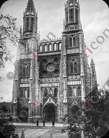Westfassade der Kathedrale vom Heiligen Herzen; West-facade of the Sacred Heart Cathedral (simon-173a-069-sw.jpg)